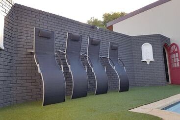 בית מלון כפרי A Queenslin Guesthouse