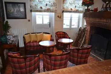 Hotelli Logis Hôtel Auberge Du Cheval Blanc