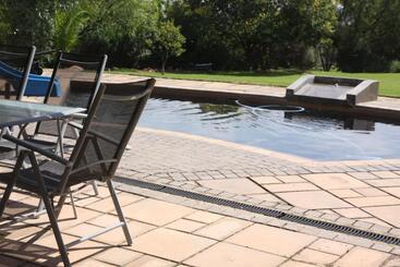 בית מלון כפרי Glenda's Guest Suites