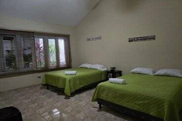 پانسیون Hostal Casa Luna