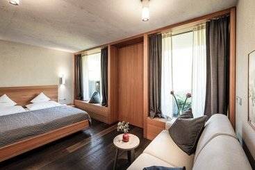 هتل La Paula Apartments & Suites