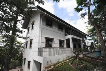 בית מלון כפרי Pine Breeze Cottages