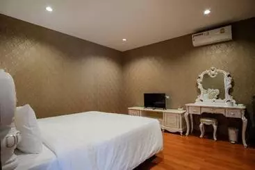 هتل The Ozone Airport Inn