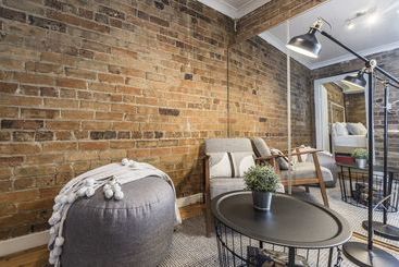 شقة Quaint 1880s Sydney Terrace House