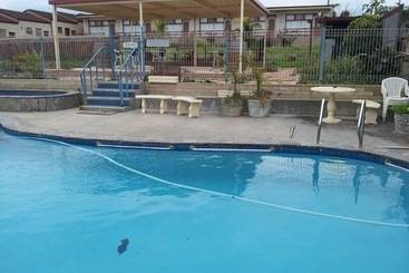 מוטל Oyster Court Apartments