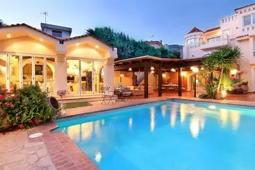 ツーリストアパートメント Oasis Pool House By Ghh