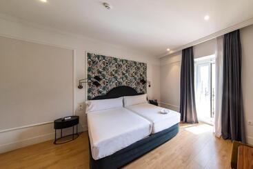 هتل Soho Boutique Opera