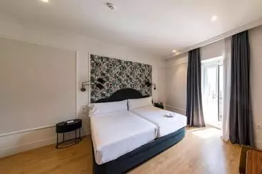 هتل Soho Boutique Opera