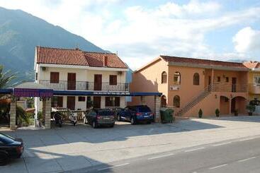 Hotel Rooms & Apartments Dobrotski Dvori