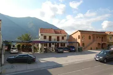 Hotel Rooms & Apartments Dobrotski Dvori