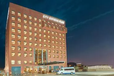 ホテル City Express Plus By Marriott Tijuana