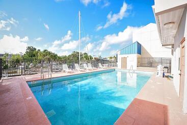 Hostel Waterside Suites And Marina