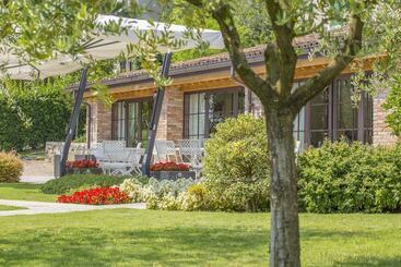 Отель Antico Casale Bergamini