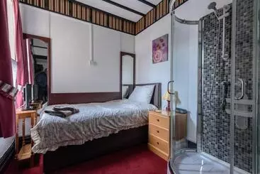 Majatalo Happy Days Guesthouse