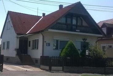 ペンション Póczáné Vendégszobái