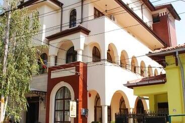 Pensão Curtea Brancovenească