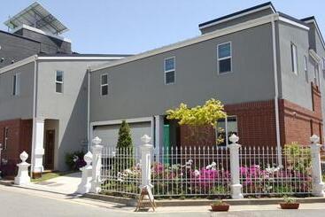 Pensió All In One Guesthouse