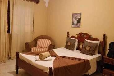 تختخواب و صبحانه Pensão Nossa Lar