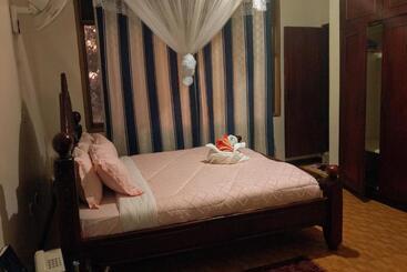 Hotel Discovery Courts