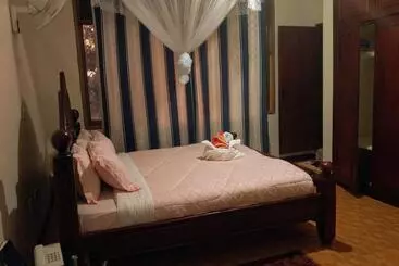 Hotel Discovery Courts