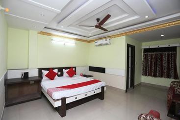 Oyo 27903 Hotel Blue Moon