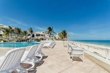 アパートホテル Casa Nami  Cancún Beachside Suites