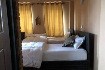 تختخواب و صبحانه Tashi Delek Guest House