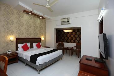 Otel Capital O 30175 The Luxotica