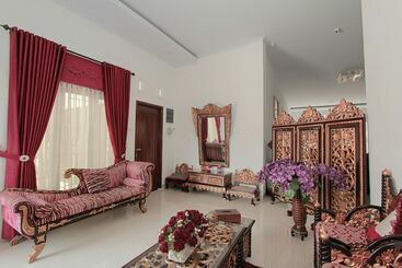 בית מלון כפרי Oyo 435 Panglima Polim Residence