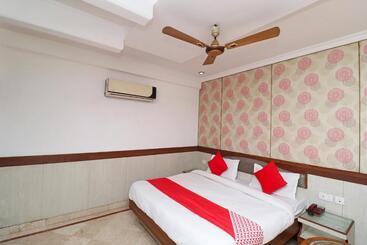 Oyo 29051 Hotel Solitaire & Restaurant