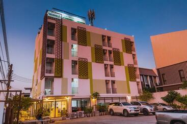 Malizon Hotel And Residences