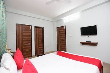 Itsy Hotels Sidhartha Residency