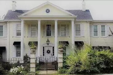 تختخواب و صبحانه The Lake Manor