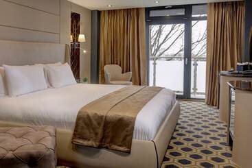 Putney Hotel; Bw Signature Collection