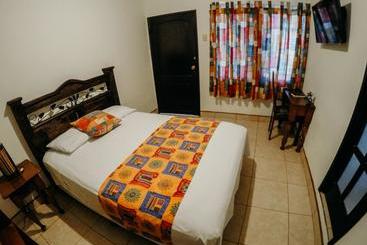 هتل Tropical Inn Poptún