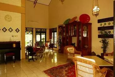 هتل Cemara S Homestay