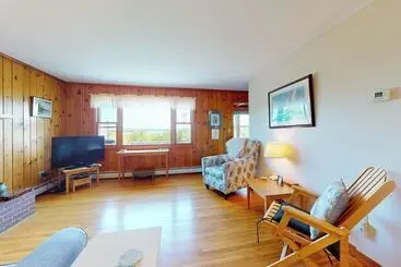 コテージ Charming Abode With Water Views, Updated Kitchen, & Internet   Dog Friendly