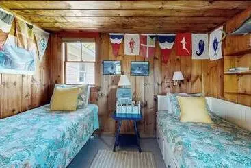 Mökkimajoitus Ocean Point Colony Home W/ Sunroom & Sweeping Ocean Views, Dog Friendly