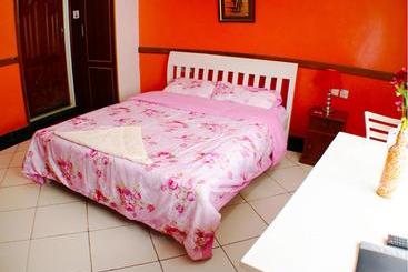 هتل Red Buffalo House