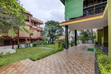 هتل Oyo 12812 Four Seasons Villa