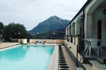 Hotel Valle Del Cedrino