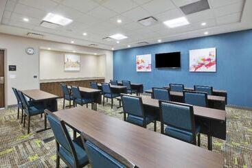 בית מלון כפרי Hampton Inn & Suites Grandville Grand Rapids South