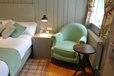 Общежитие The Crown Pub, Dining & Rooms