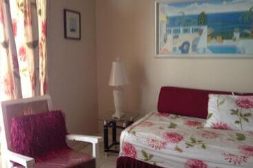 هتل آپارتمان Montego Bay Club Delux Seaside Condo