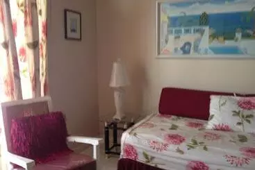 アパートホテル Montego Bay Club Delux Seaside Condo