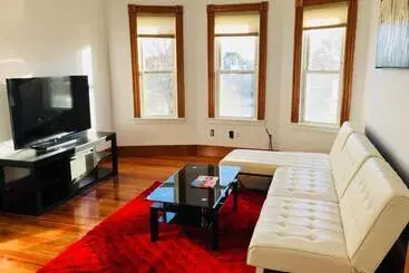 تختخواب و صبحانه Boston Lodge And Suites