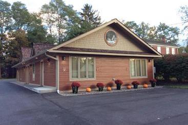 הוסטל The Fields Of Eden Inn