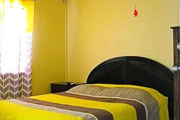 پانسیون Over The Hill Residence