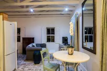 Majatalo Maison H Guest House