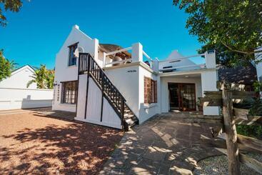 Pensione Cottage On College